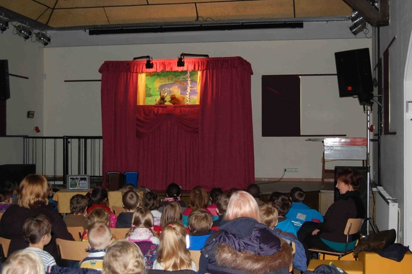 Puppentheater mit Reihen von Zuschauern